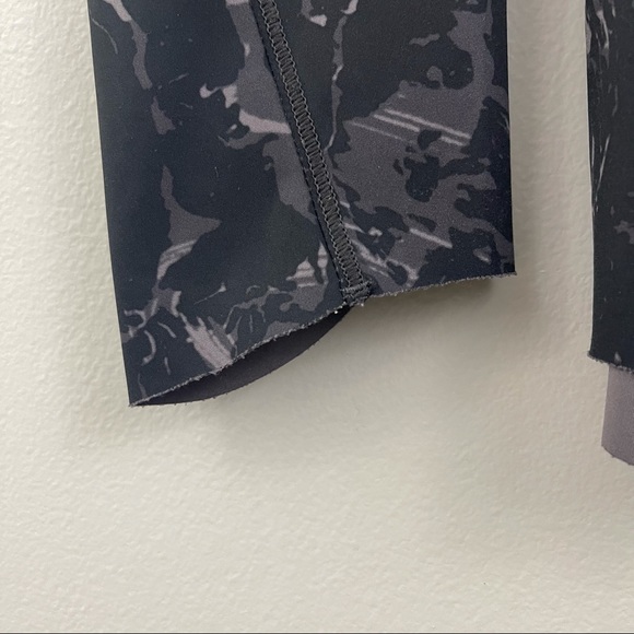 ATHLETA Black Marble Velocity Stash Pocket 7/8 Leggings - Picture 12 of 14